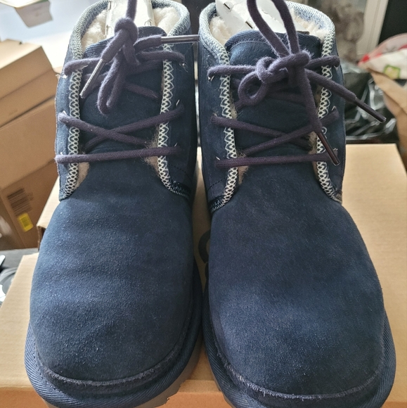 Ugg Neumell ll Tasman Big Kid Size 6. I'm the color Navy blue. Great Condition. - Picture 2 of 8
